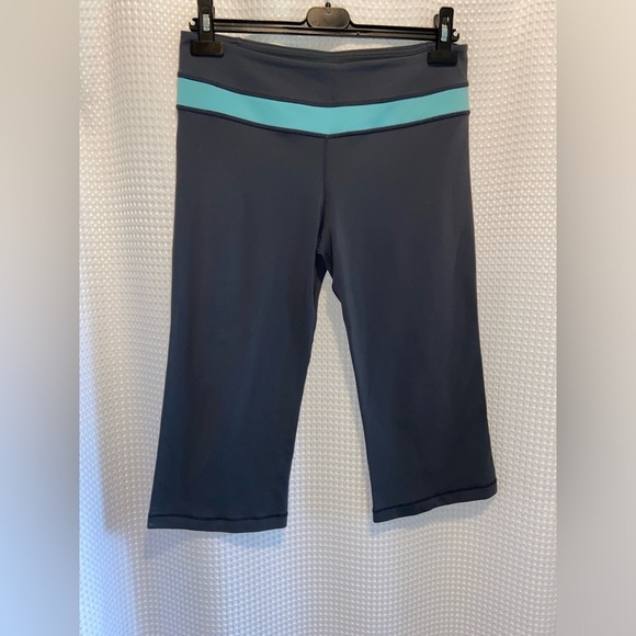 Women’s Lululemon Athletica fully Reversible Groove dark gray crop Yoga Pants‎ 8 - Picture 2 of 15